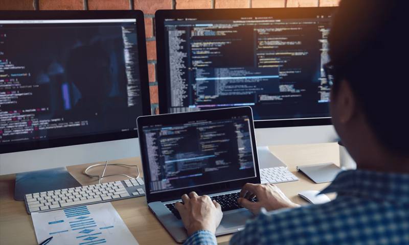 数据科学选型:R与Python如何赋能桐城市网站建设?